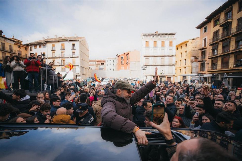 El presidente de Vox, Santiago Abascal, saluda a los ciudadanos congregados para el mitin de su formación este sábado en Calatayud.