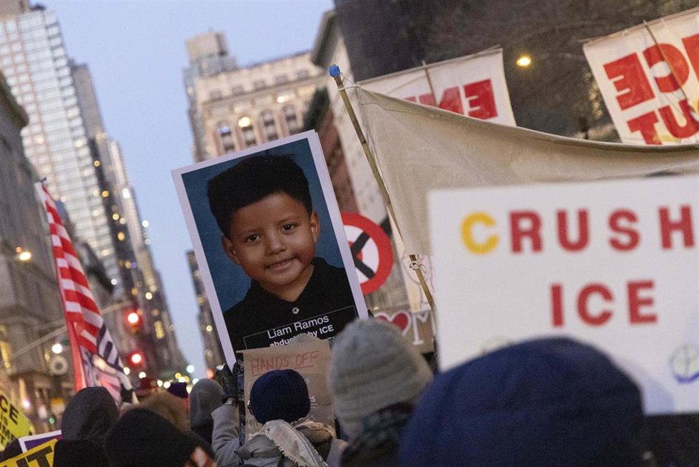 Un cartel con la imagen del pequeño Liam Ramos durante una protesta contra el ICE 