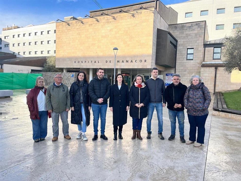 La secretaria general de los Socialistas de Mallorca, Amanda Fernndez, acompañada de los alcaldes de Art y Monturi, y de la teniente de alcalde de Manacor, además de regidores socialistas de municipios del Llevant y del Migjorn de Mallorca