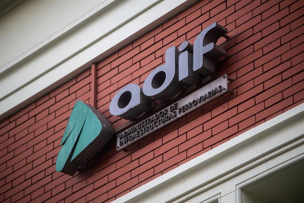 Cartel de Adif en la Estación de Fabra i Puig, a 23 de enero de 2026, en Barcelona, Catalunya (España)