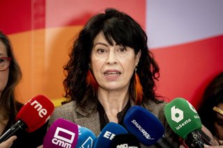 La ministra de Igualdad, Ana Redondo, atiende a los medios antes de presidir el Comité de Crisis del Ministerio de Igualdad, a 8 de enero de 2026, en Madrid (España). 