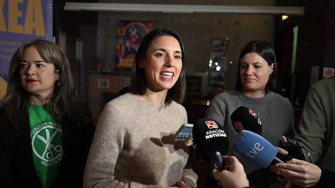 La secretaria política de Podemos y eurodiputada Irene Montero, junto a la candidata de Podemos a la Presidencia de Aragón, María Goikoetxea, este sábado en Zaragoza.