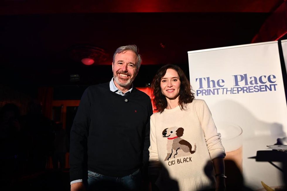 La presidenta de la Comunidad de Madrid y del Partido Popular de Madrid, Isabel Díaz Ayuso (d), y el presidente de Aragón y candidato a la reelección en las elecciones autonómicas de Aragón, Jorge Azcón (i), participan en un encuentro con jóvenes univer