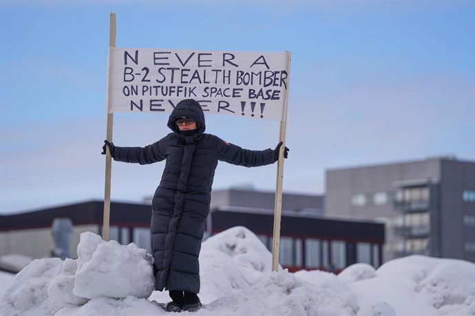 Archivo - Arquivo - PEQUIM, 30 de março de 2025 — Uma mulher segurando um cartaz de protesto é fotografada em Nuuk, capital da Groenlândia, um território autônomo da Dinamarca, em 28 de março de 2025. O vice-presidente dos Estados Unidos, J.D. Vance, e su