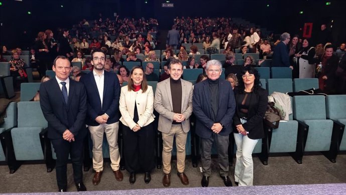 El alcalde de Jaén, Julio Millán, junto a la concejala de Servicios Sociales, Ángeles Díaz de la Torre, ha participado en la clausura de un curso de la empresa Jabalcuz Dependencia, que gestiona el servicio de ayuda a domicilio en la ciudad.