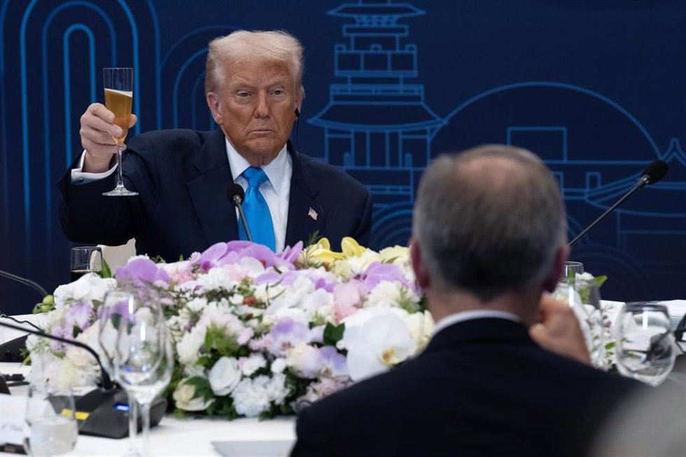 Archivo - Donald Trump brinda ante el primer ministro canadiense, Mark Carney