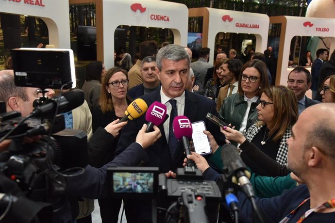 El secretario general del PSOE de Toledo en Fitur.