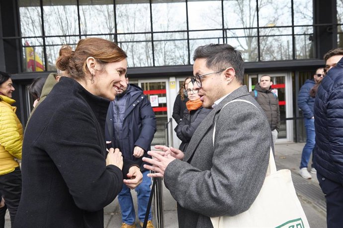 La ministra de Sanidad, Mónica García (I), atiende a los medios de comunicación con motivo de las pruebas de Formación Sanitaria Especializada, en el exterior del Ministerio de Sanidad