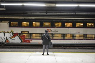 Viajeros cogen un tren de rodalies, en la estación de Sants, a 23 de enero de 2026, en Barcelona, Catalunya (España). 