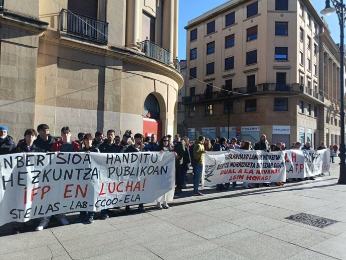 Concentración de Steilas, LAB, CCOO y ELA para reclamar "políticas firmes a favor de la educación pública".