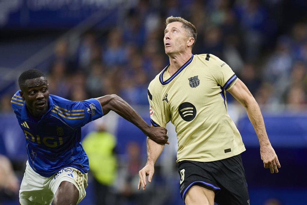 Archivo - Eric Bailly (Real Oviedo) disputa el balón con Robert Lewandowski (FC Barcelona) durante el partido de LaLiga EA Sports entre el Real Oviedo y el FC Barcelona en el Carlos Tartiere