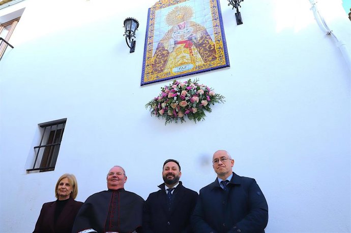 La alcaldesa de Jerez, María José García-Pelayo, en la inauguración del retablo cerámico de  la Hermandad del Santísimo Cristo de la Coronación de Espinar.