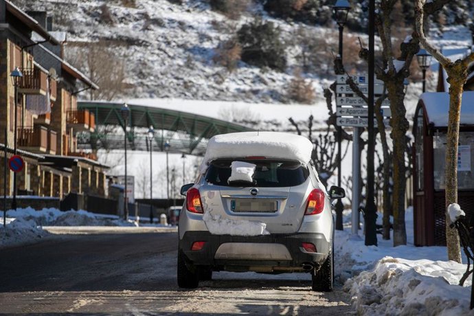 Archivo - Nieve en el techo de un coche, a 20 de enero de 2023, en Esterri d’Àneu, Lleida, Catalunya (España). 