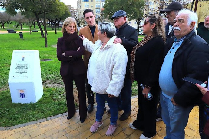 La alcaldesa de Jerez, María José García-Pelayo; la hija de Sebastián Peña, Rocío Peña; el presidente de Solidaridad, Manuel Cazorla; y la presidenta de Azul y Blanca, Rosa Alcobre.