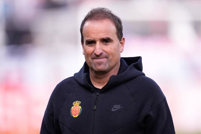 Jagoba Arrasate, head coach of RCD Mallorca, looks on during the Spanish League, LaLiga EA Sports, football match played between Rayo Vallecano and RCD Mallorca at Estadio de Vallecas on January 11, 2026, in Madrid, Spain.