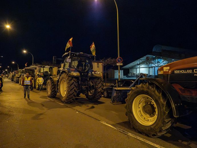 Archivo - Los agricultores volverán a salir a la calle con sus tractores