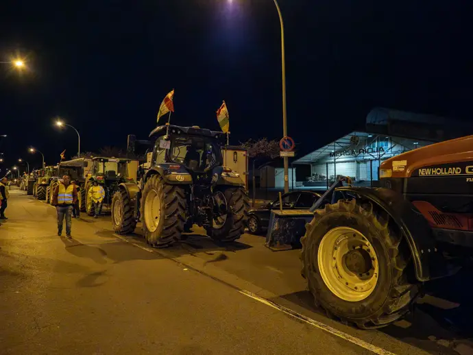 Agricultores con tractores