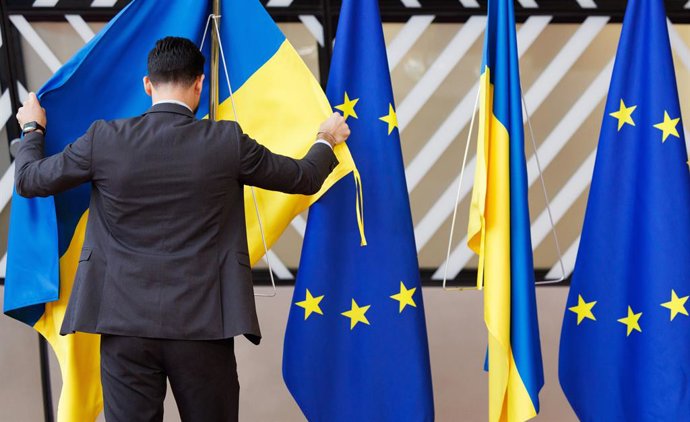 Archivo - June 27, 2024, Brussels, Belgium: A EU Parliament worker installs a Ukrainian flag next to the European flags on the first day of the European council summit, Thursday 27 June 2024 in Brussels.