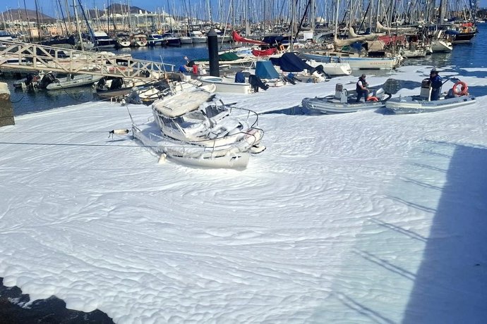 Embarcación que ha sufrido un incendio en el muelle deportivo de Las Palmas de Gran Canaria