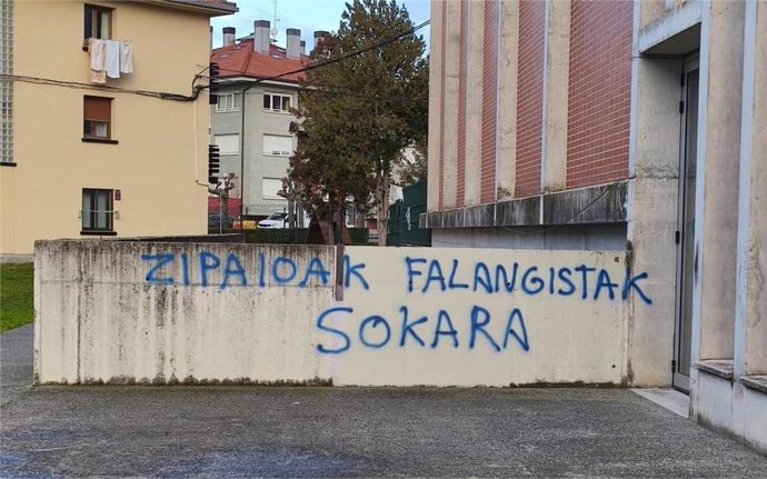 Pintadas amenazantes contra la Ertzaintza en Araia, en Álava-Araba