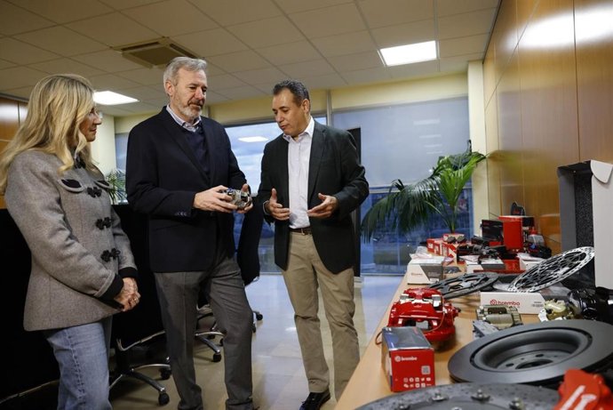 El candidato del PP a la Presidencia de Aragón, Jorge Azcón, la número dos, Mar Vaquero, y el director general de Brembo Iberia, Benito Tesier, recientemente nombrado presidente de CEOE Aragón, durante la visita a las instalaciones de la empresa.