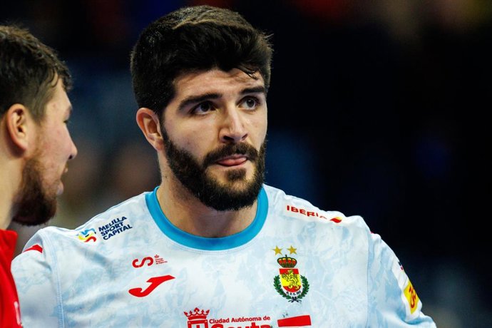 Imanol Garciandia Alustiza, da Espanha, durante a partida de handebol masculino do Euro 2024, Grupo B, entre Romênia e Espanha, em 14 de janeiro de 2024, na SAP-Arena, em Mannheim, Alemanha.