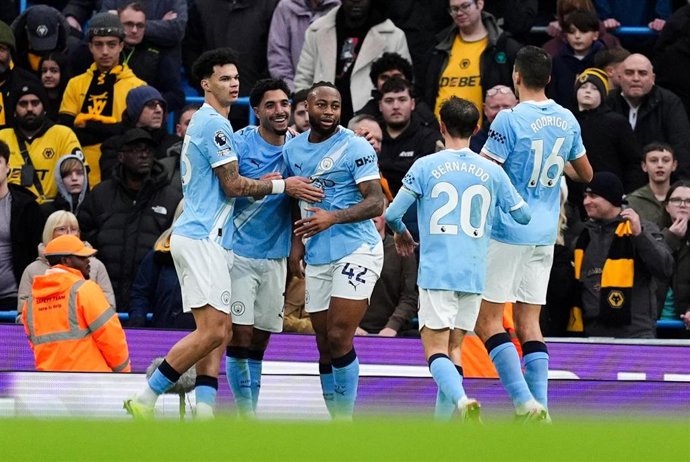 24 January 2026, United Kingdom, Manchester: Manchester City's Antoine Semenyo (C) celebrates scoring his side's second goal with teammates during the English Premier League soccer match between Manchester City and Wolverhampton Wanderers at the Etihad St