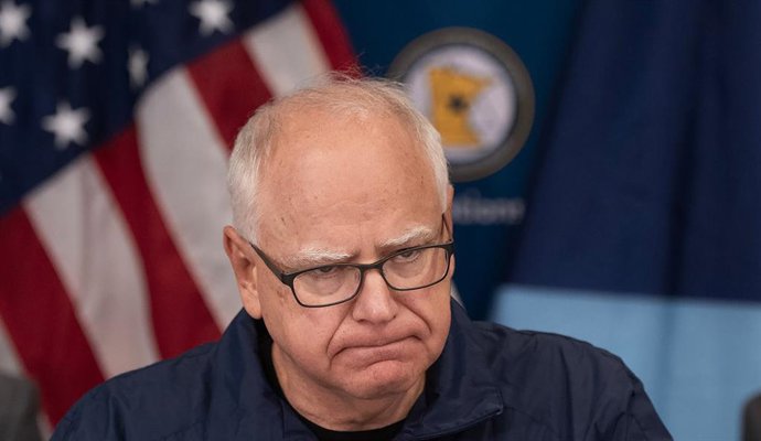 Archivo - Arquivo - 15 de junho de 2025, Minneapolis, Minnesota, EUA: O governador de Minnesota, TIM WALZ, no Centro de Operações de Emergência do Estado em Blaine, em 15 de junho de 2025, falou sobre os tiroteios contra a deputada estadual Hortman e o se