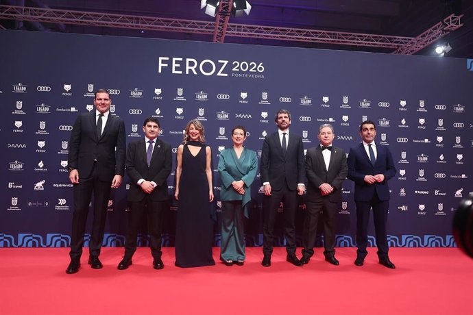 El ministro de Cultura, Ernest Urtasun, la vicepresidenta segunda del Gobierno y ministra de Trabajo, Yolanda Díaz, y la periodista María Guerra,  en la alfombra roja de los Premios Feroz 2026, en el Pazo da Cultura, a 24 de enero de 2026, en Pontevedra