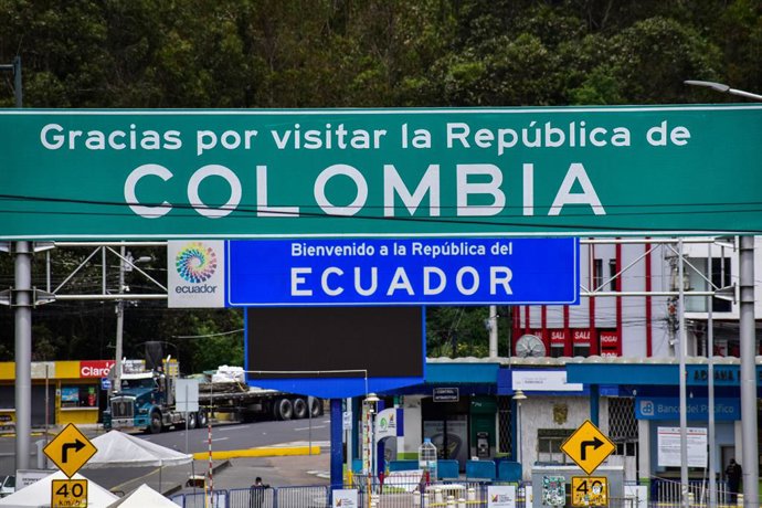 Archivo - August 17, 2021, Ipiales, Nariño, Colombia: Signs of ''Thank you for visiting Colombia and Welcom to Ecuador'' seen close at the Colombia-Ecuador border as drivers of public service vehicles hold protest on the Rumichaca International bridge tha