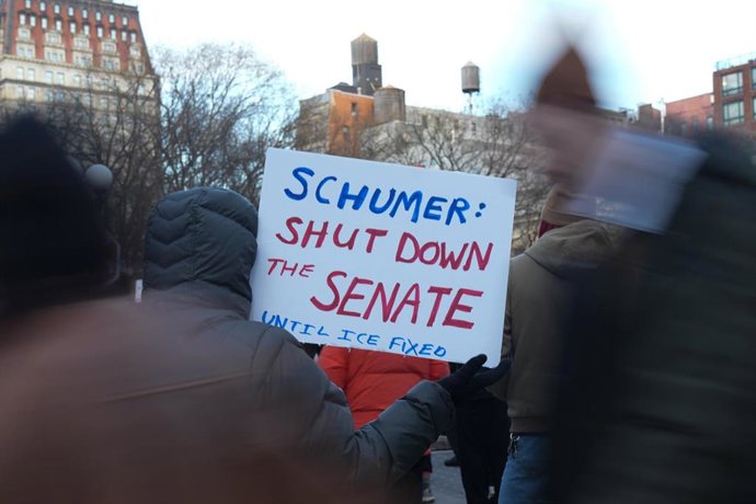 Cartel en Minnesota pidiendo al líder de la minoría demócrata del Senado de EEUU, Chuck Schumer, no apoyar la financiación del ICE.
