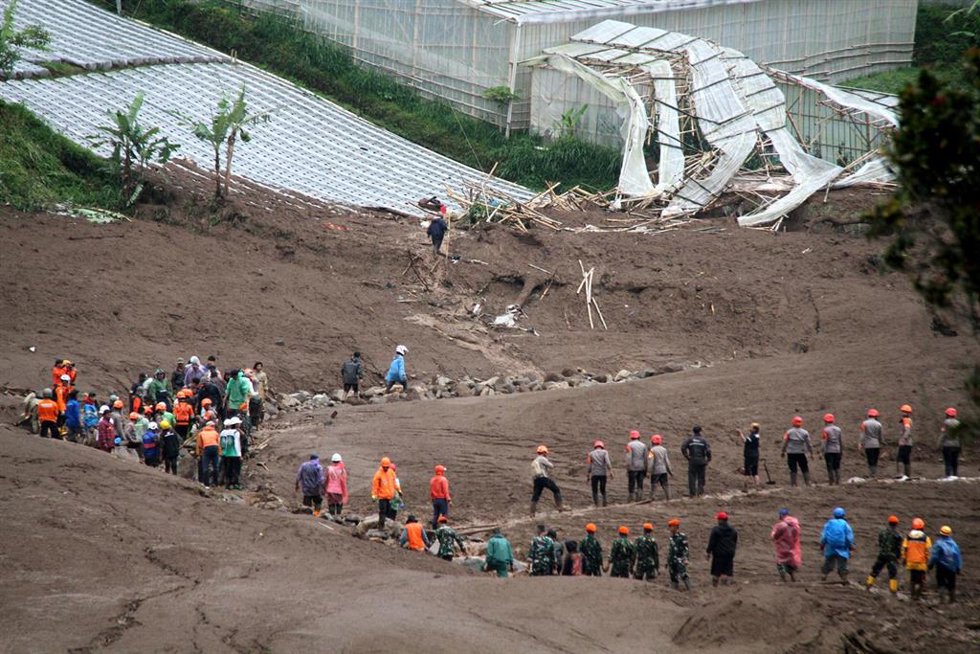 Operaciones de búsqueda tras un deslizamiento de tierra en la regencia de Bandung Occidental, Java Occidental, Indonesia