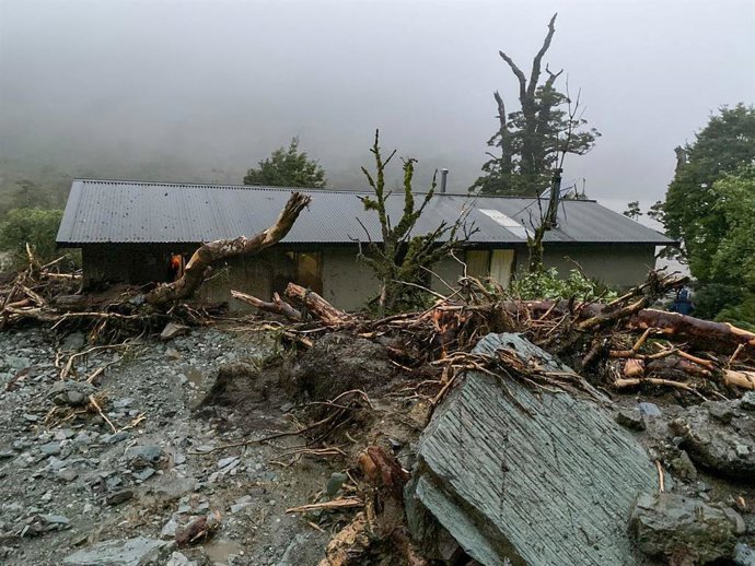 Archivo - WELLINGTON, Feb. 5, 2020  Photo taken on Feb. 3, 2020 shows a camping site destroyed by flood near the Routeburn Track in New Zealand's South Island. Several towns in Southland and Otago regions in New Zealand's South Island are being threatened