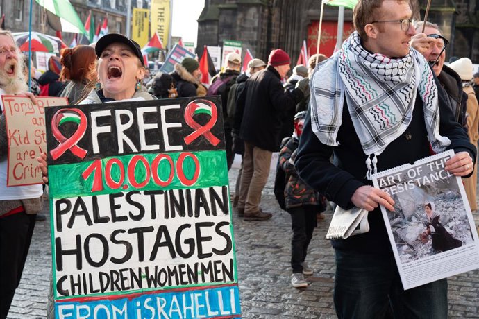 17 de janeiro de 2026, Edimburgo, Escócia, Reino Unido: Vários grupos ativistas, incluindo o Comitê de Emergência contra o Genocídio em Gaza, a Campanha Escocesa de Solidariedade à Palestina e o Stop the War Scotland (Acabem com a Guerra na Escócia), marc