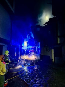 El incendio ha afectado a dos viviendas de la localidad cacereña de Villanueva de la Vera