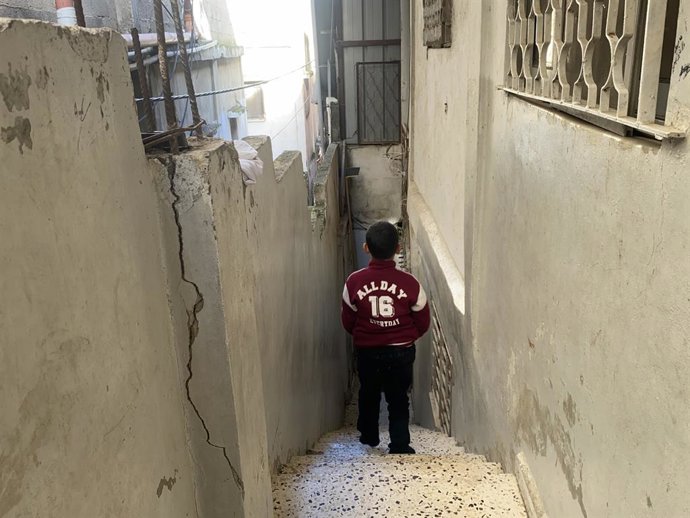 Archivo - Un niño palestino desplazado por las operaciones del Ejército de Israel en tres campamentos de refugiados en el norte de Cisjordania (archivo)