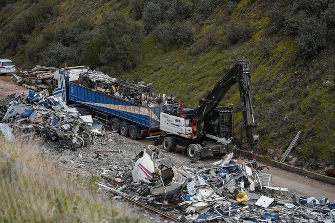 Les últimes restes de l'Alvia accidentat en Adamuz són dipositats en els remolcs de càrrega de camions de gran tonatge per treure'ls de la zona del sinistre.