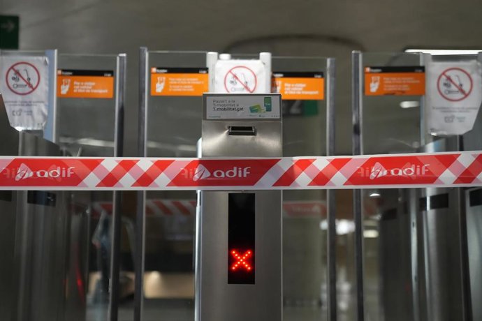 Tornos bloqueados en la Estación de Passeig de Gràcia mientras continúa la suspensión del servicio de Rodalies, a 22 de enero de 2026, en Barcelona, Catalunya (España)