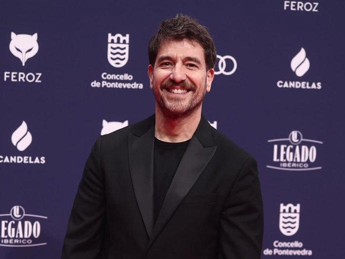 El actor Raúl Tejón posa en la alfombra roja de los Premios Feroz 2026, en el Pazo da Cultura, a 24 de enero de 2026, en Pontevedra, Galicia (España).
