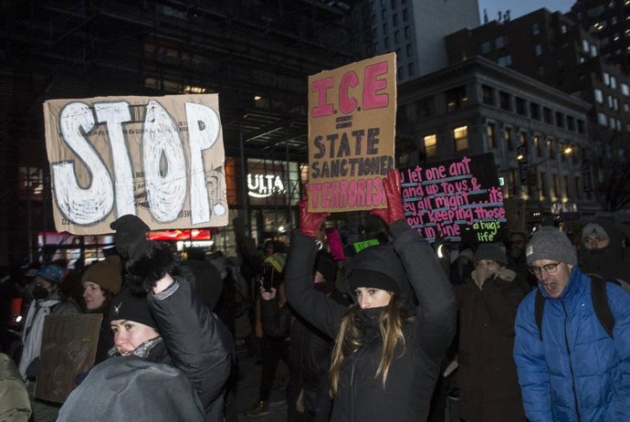 24 de janeiro de 2026, Nova York, Nova York, EUA: As pessoas saem às ruas em Nova York para protestar contra o assassinato de Alex Pretti, um enfermeiro registrado, por agentes do ICE (Immigration and Customs Enforcement, Serviço de Imigração e Alfândega)