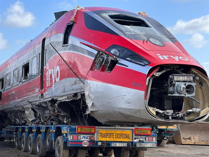Uno de los vagones del Iryo accidentado en Adamuz es transportado por una grúa, a 23 de enero de 2026, en Audaz, Córdoba, Andalucía (España). Los trabajos en la zona del accidente ferroviario en Adamuz (Córdoba) continúan hoy centrados en la retirada de l