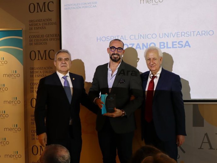 El director del Hospital Clínico Universitario Lozano Blesa de Zaragoza recoge el premio a la Mejor Reputación Sanitaria de Aragón.