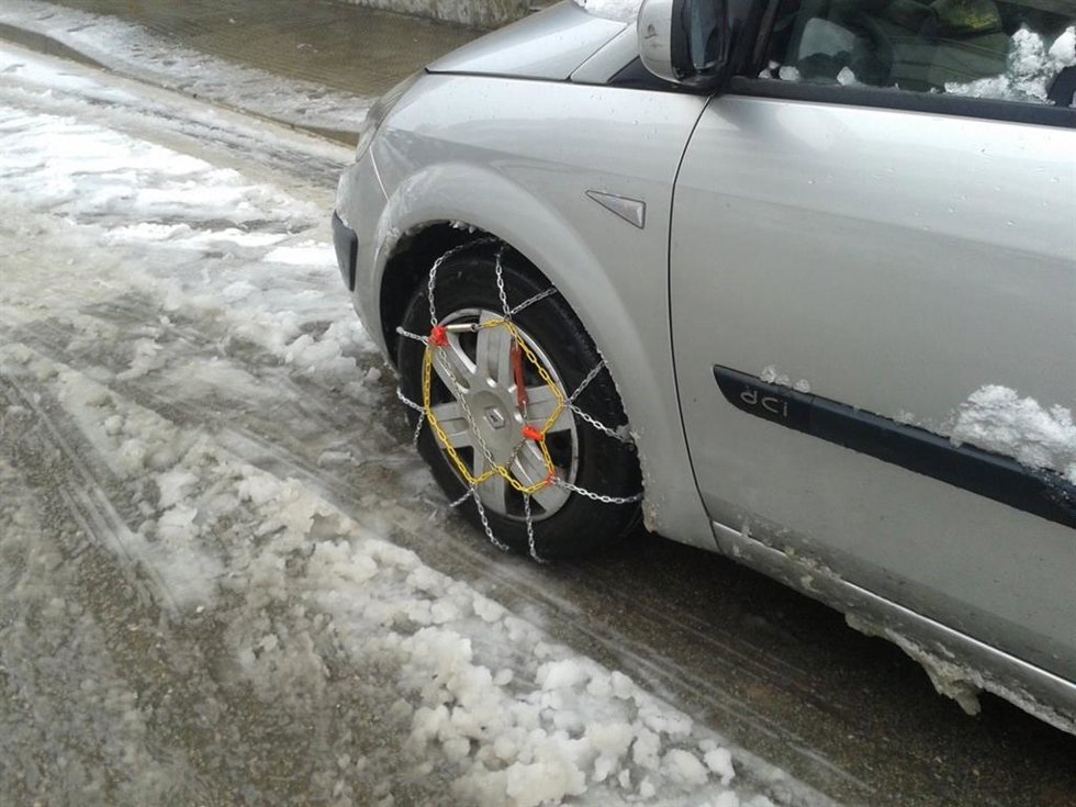 Archivo - Coche con cadenas para la nieve