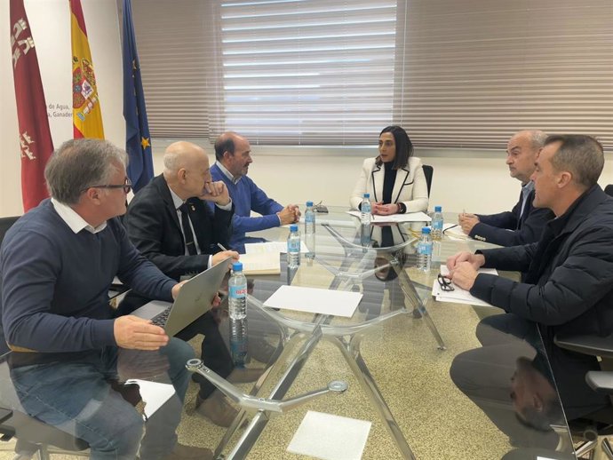 Imagen de la consejera de Agua, Agricultura, Ganadería y Pesca, Sara Rubira, con el presidente de la DOP Queso de Murcia, Adolfo Falagán (3i), en un encuentro mantenido esta semana.