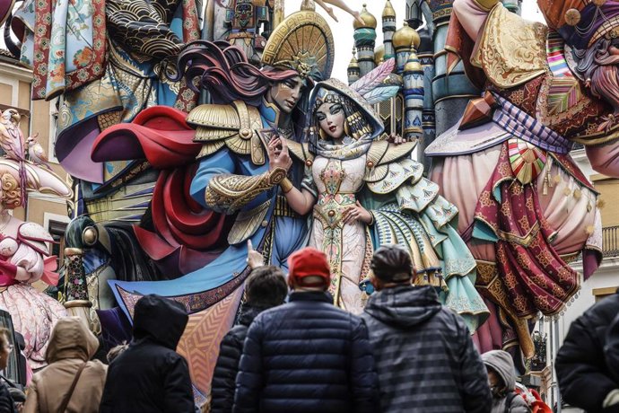 Archivo - Varias personas observan la falla Convento Jerusalén durante su montaje, a 14 de marzo de 2025, en Valencia, Comunidad Valenciana (España)