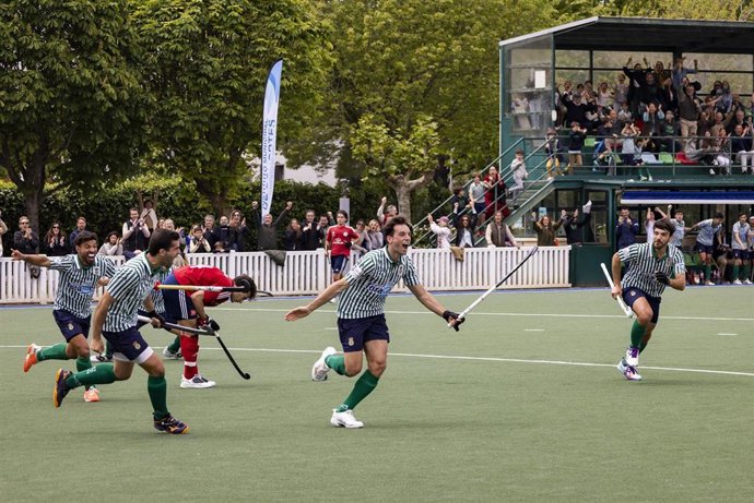 Archivo - El equipo masculino de hockey hierba del Tenis celebra su victoria ante el Sanse Complutense