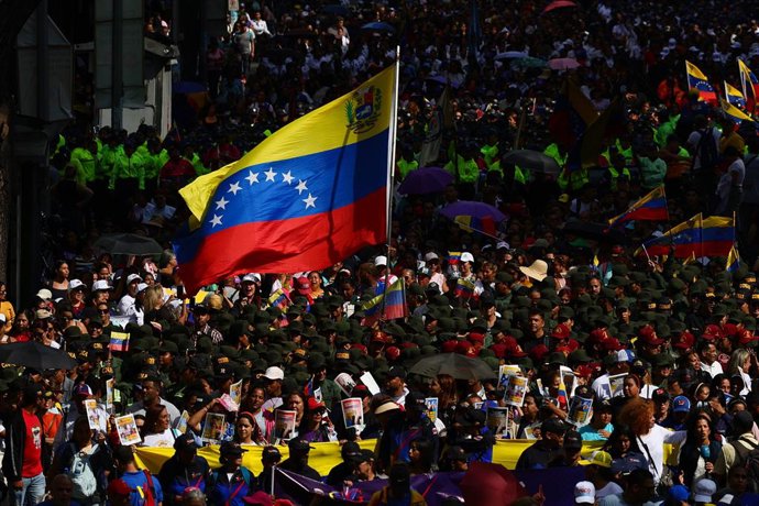 06 January 2026, Venezuela, Caracas: People take part in a rally organized by the ruling party in support of President Nicolas Maduro and his wife Cilia Flores. Photo: Javier Campos/dpa