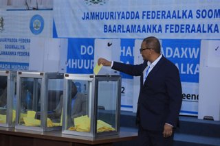 Archivo - Diputados votan en las elecciones de Somalia en 2022