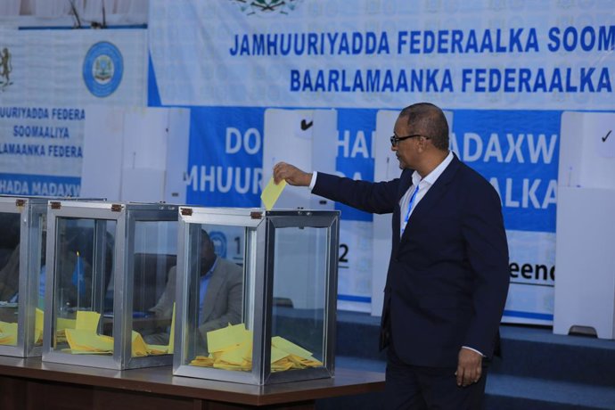 Archivo - MOGADISHU, May 16, 2022  -- A member of lawmakers votes during the presidential election in Mogadishu, Somalia, on May 15, 2022.   The Somalian parliament on Sunday chose Hassan Sheikh Mohamud as the country's new president in a third-round runo