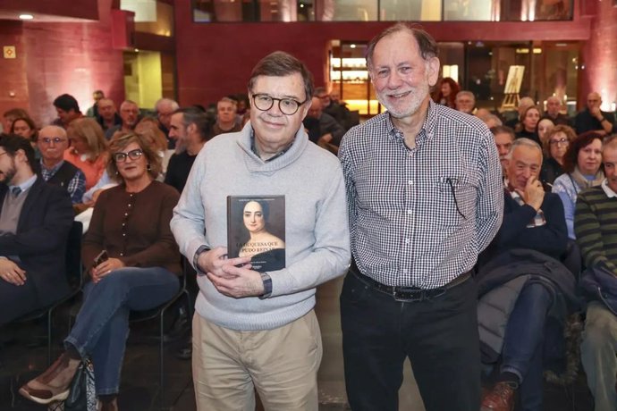 Marcelino Izquierdo junto a Adrian Shubert, catedrático de la Universidad de York de Toronto y responsable del prólogo de 'La duquesa que pudo reinar'